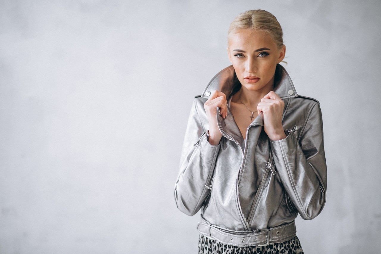 Top 7 tendinte fashion pentru toamna 2025 – de la denim la culori metalice