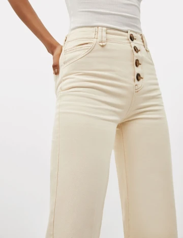 Pantaloni Bershka, crem
