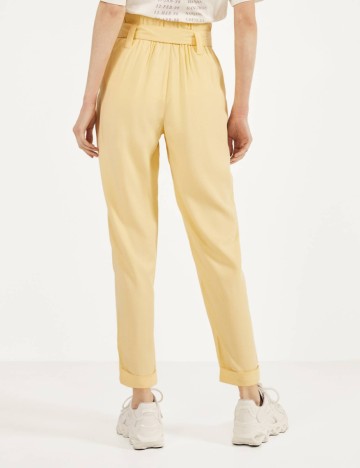 Pantaloni Bershka, galben