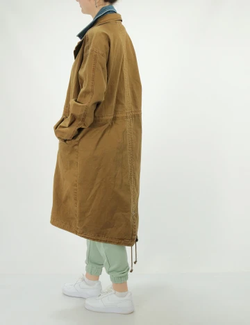 Trench Comma, maro