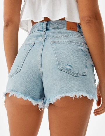 Pantaloni scurti Bershka, albastru deschis