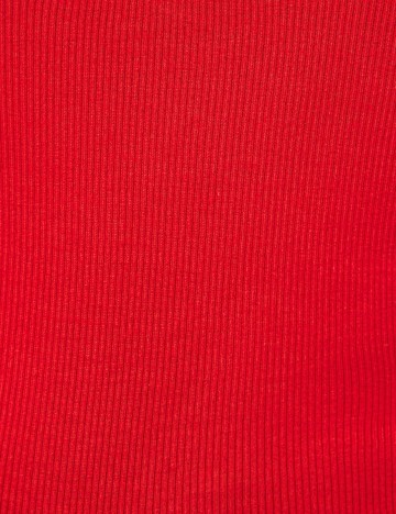 Top Bershka, rosu aprins