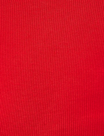 Top Bershka, rosu aprins