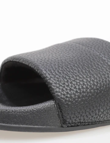 Slapi Reserved, negru