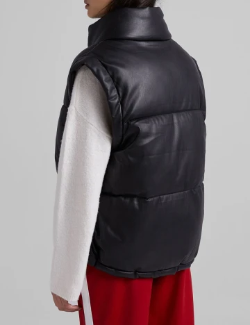 Vesta Bershka, negru