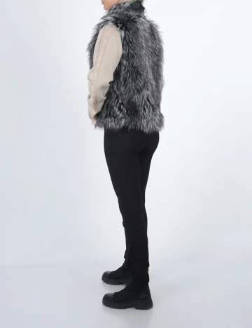 Vesta Guess, gri