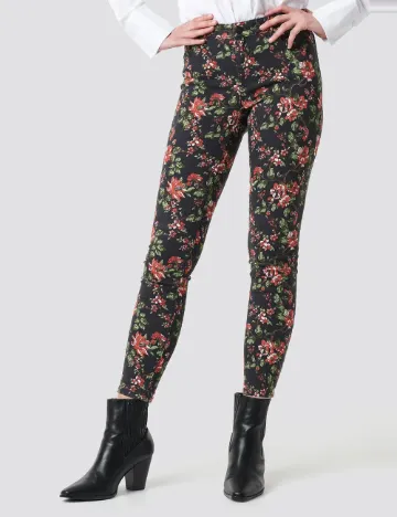 Pantaloni NA-KD, floral Floral print