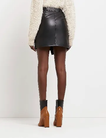 Fusta River Island, negru