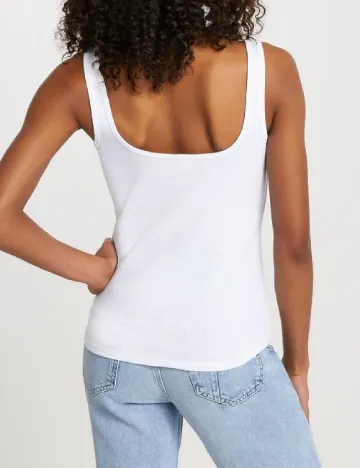 Maiou River Island, alb