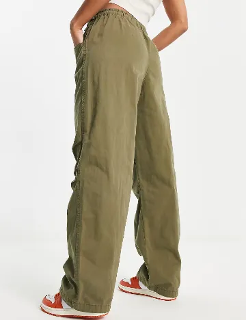 Pantaloni Bershka, kaki Verde