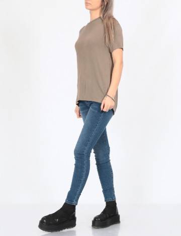 Tricou Jacqueline de Yong, kaki