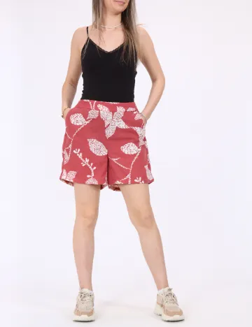Pantaloni scurti Vero Moda, rosu
