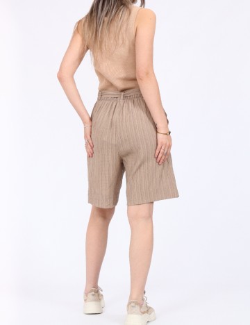 Pantaloni scurti Vero Moda, maro