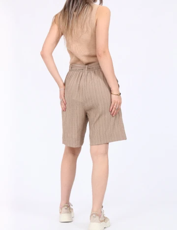 Pantaloni scurti Vero Moda, maro