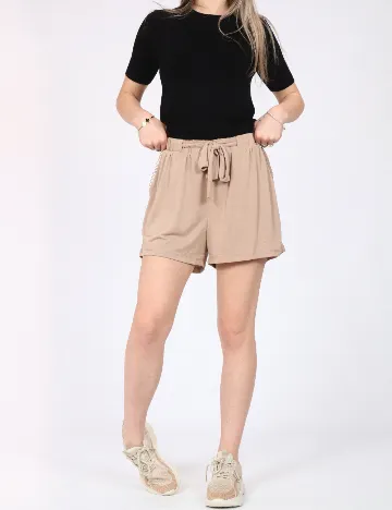 Pantaloni scurti Vero Moda, maro