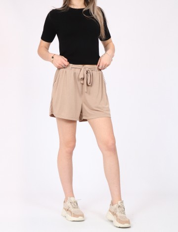 Pantaloni scurti Vero Moda, maro