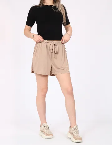 Pantaloni scurti Vero Moda, maro