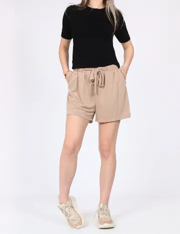 Pantaloni scurti Vero Moda, maro