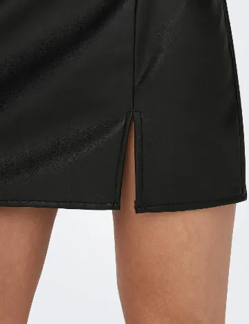 Fusta Only, negru