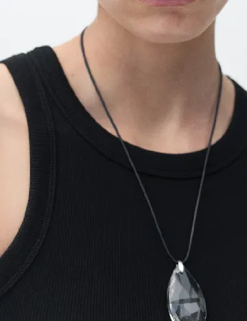Maiou Mango, negru