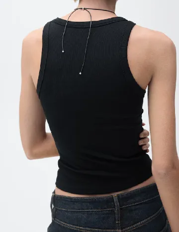 Maiou Mango, negru