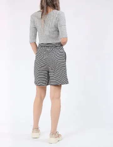 Pantaloni scurti Vero Moda, alb/negru