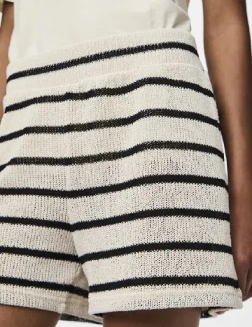 Pantaloni scurti Pieces, crem