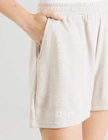 Pantaloni scurti Pieces, crem Crem