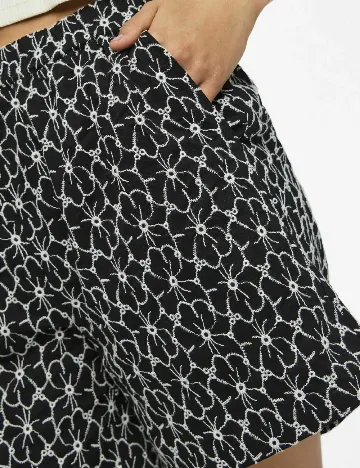 Pantaloni scurti Pieces, negru