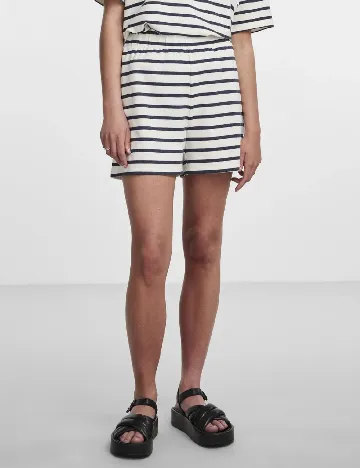 Pantaloni scurti Pieces, ecru