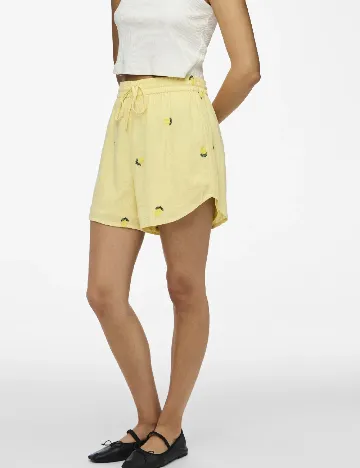 Pantaloni scurti Pieces, galben Galben
