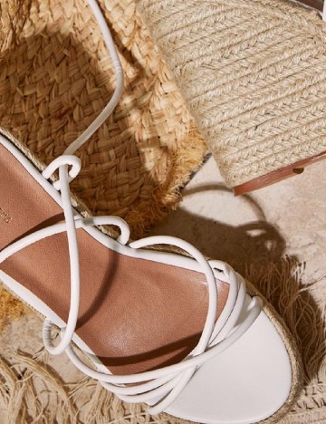 Sandale PRETTYLITTLETHING, alb