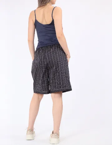 Pantaloni scurti Vero Moda, gri inchis