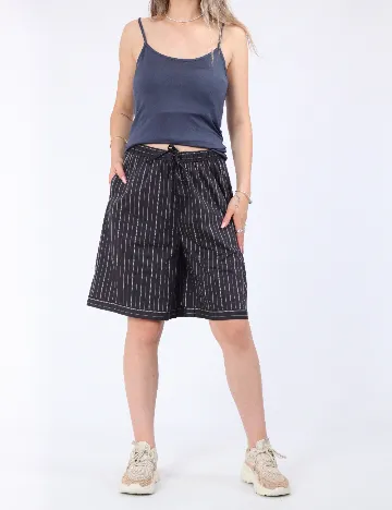 Pantaloni scurti Vero Moda, gri inchis