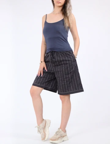 Pantaloni scurti Vero Moda, gri inchis