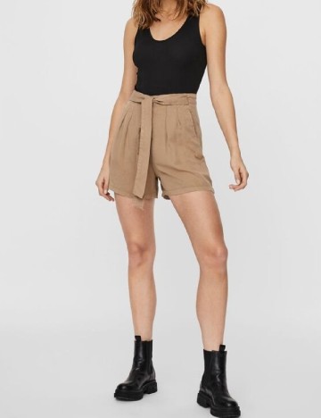 Pantaloni scurti Vero Moda, maro