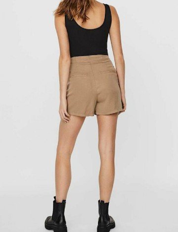 Pantaloni scurti Vero Moda, maro