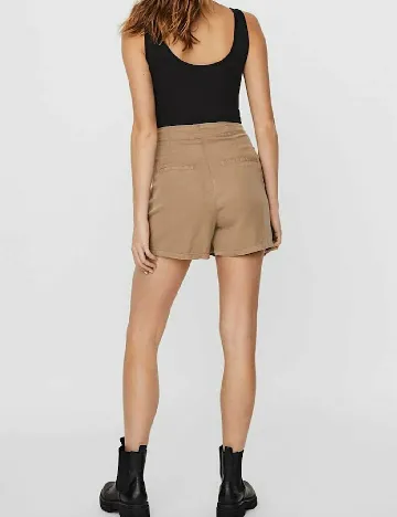 Pantaloni scurti Vero Moda, maro