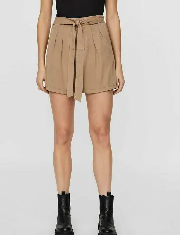 Pantaloni scurti Vero Moda, maro