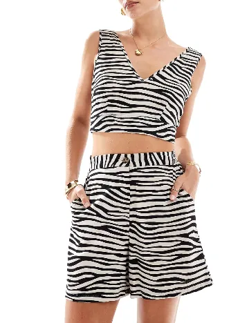 Pantaloni scurti Vero Moda, crem/negru
