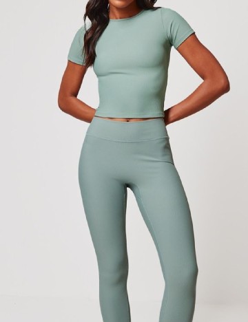 Top PRETTYLITTLETHING, verde