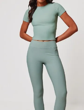 Top PRETTYLITTLETHING, verde