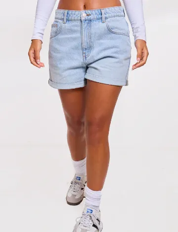 Pantaloni scurti PRETTYLITTLETHING, albastru