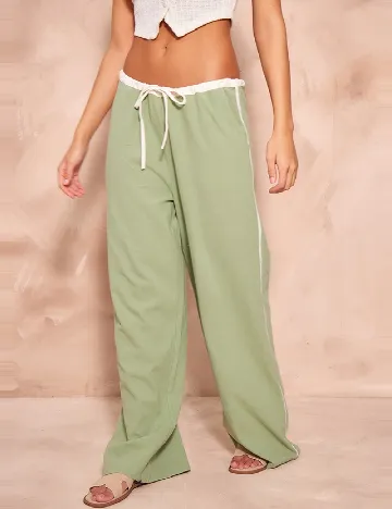 Pantaloni PRETTYLITTLETHING, verde