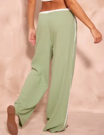 Pantaloni PRETTYLITTLETHING, verde