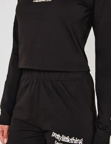 Bluza PRETTYLITTLETHING, negru