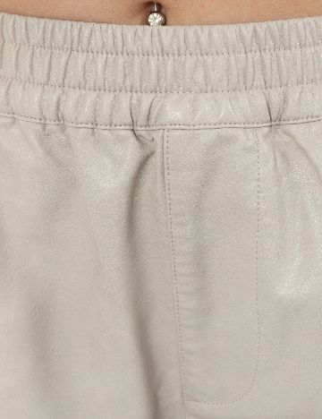 Pantaloni scurti ASOS, crem