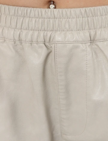 Pantaloni scurti ASOS, crem