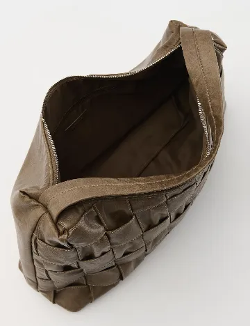 Geanta Reserved, kaki