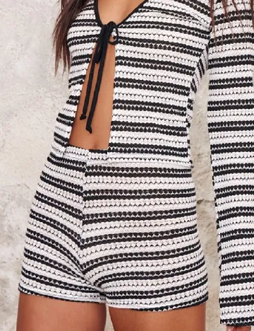 Pantaloni scurti PRETTYLITTLETHING, alb/negru Alb
